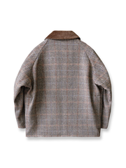 製品画像:
ヴィンテージウールハンティングジャケット全体展示。クラシックなハンティングスタイルを基に、ウールツイード素材とコーデュロイ襟を採用した、ヴィンテージ感と実用性を兼ね備えたジャケットの全体像。
詳細画像:
コーデュロイ襟とフラップポケットのディテール。補強ステッチやフィッシュボーンパターンのコットンライニングなど、耐久性と快適性を強調したディテール画像。