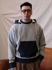 詳細画像:
パッチワークデザインとコア糸の縫製ディテール。500gのヘビーウェイトコットン素材と精緻な工芸技術が強調されたディテール。
モデル画像:
モデルがアメリカンヴィンテージ パッチワークパーカーを着用し、ヴィンテージ風のストリートスタイルでコーディネートを披露している画像。