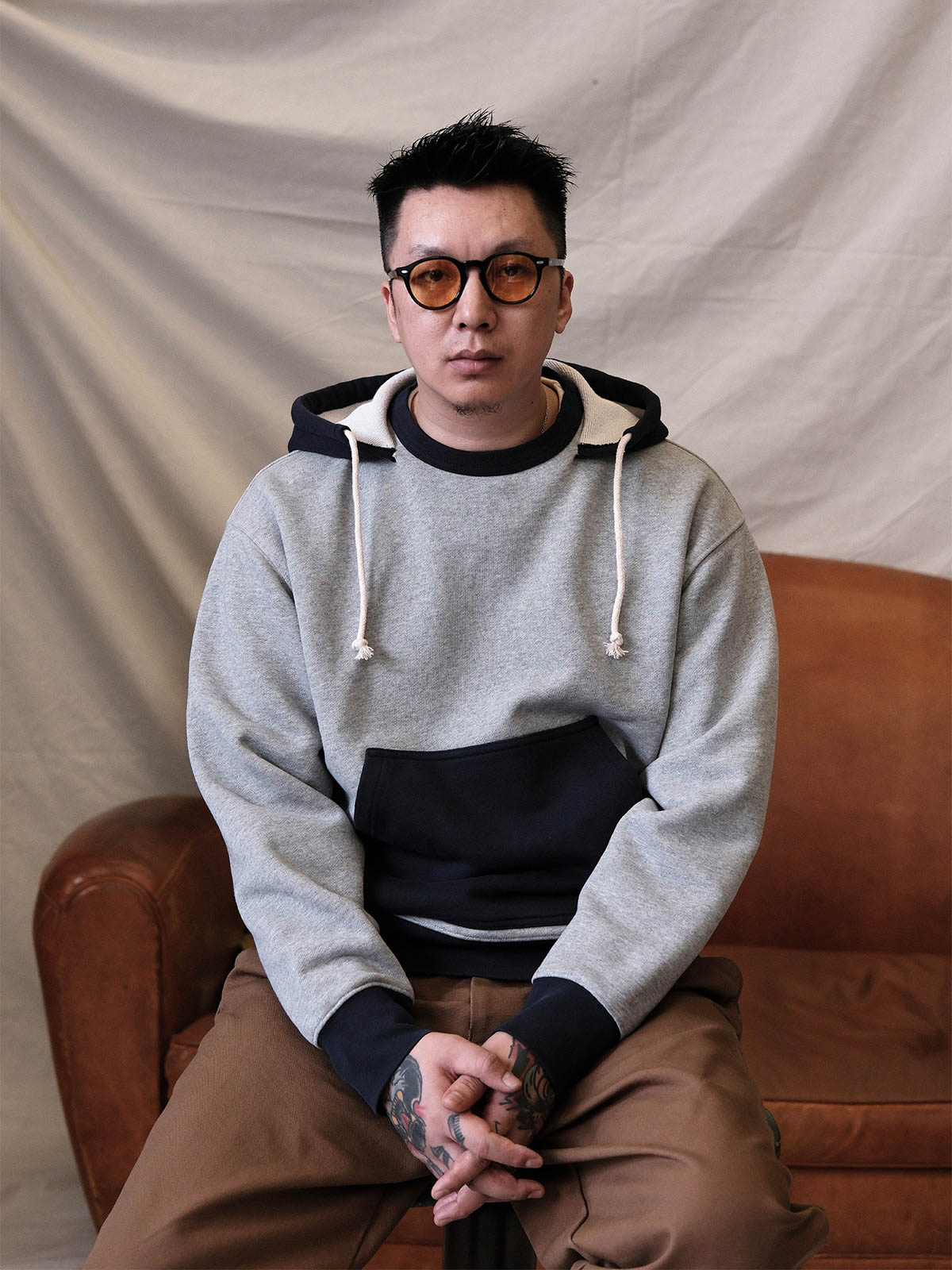 詳細画像:
パッチワークデザインとコア糸の縫製ディテール。500gのヘビーウェイトコットン素材と精緻な工芸技術が強調されたディテール。
モデル画像:
モデルがアメリカンヴィンテージ パッチワークパーカーを着用し、ヴィンテージ風のストリートスタイルでコーディネートを披露している画像。