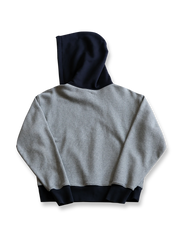 製品画像:
アメリカンヴィンテージ パッチワークヘビーウェイトパーカー全体展示。1960年代のアメリカンキャンパススタイルとパッチワークデザインが融合した、ユニークなヴィンテージ感とレイヤード感を演出するパーカーの全体像。
詳細画像:
パッチワークデザインとコア糸の縫製ディテール。500gのヘビーウェイトコットン素材と精緻な工芸技術が強調されたディテール。