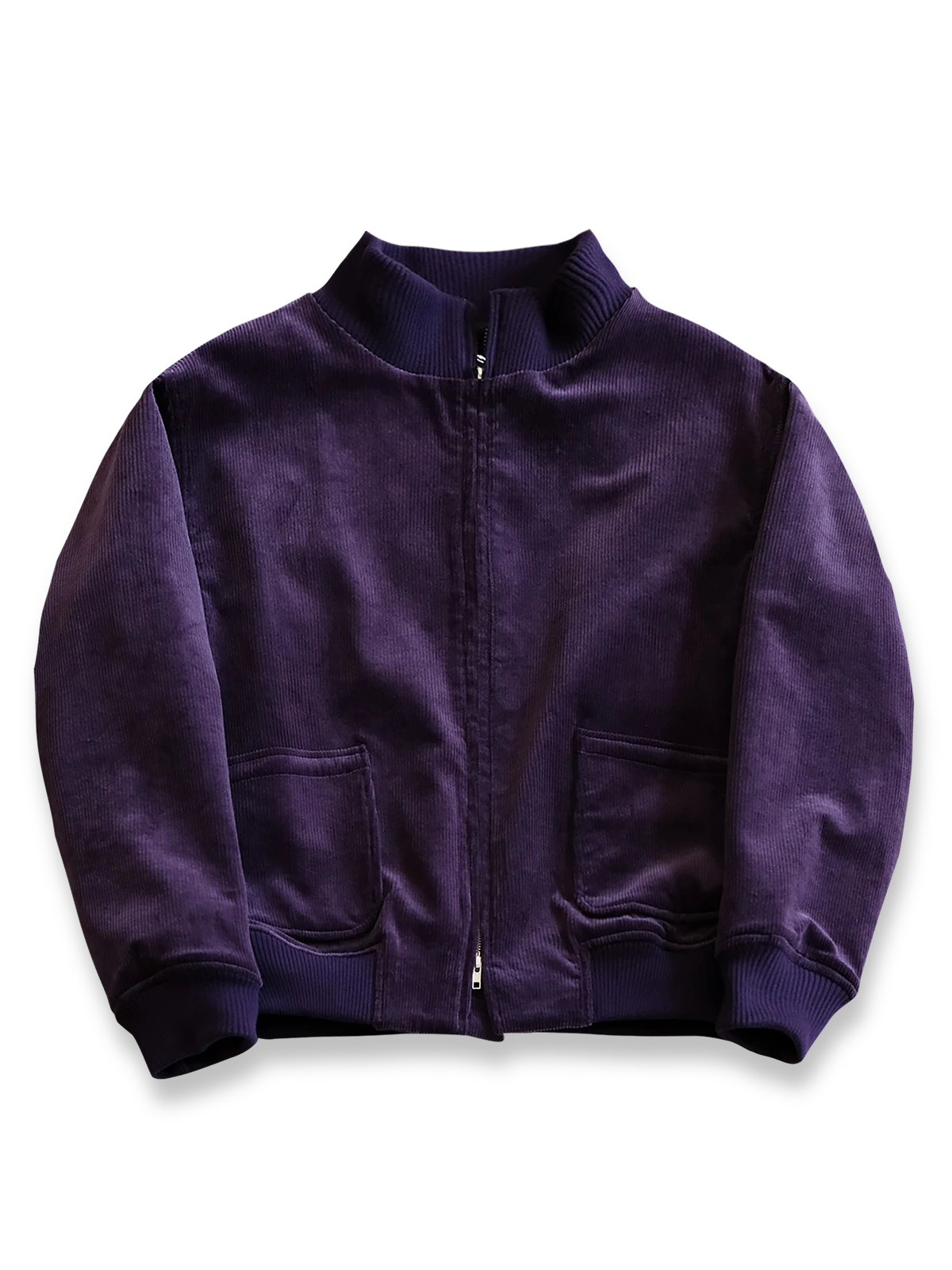 製品画像:
コーデュロイ×ウール ミリタリージャケット全体展示。1941年のアメリカ軍Winter Combat Jacketにインスパイアされたデザインで、コーデュロイとウールツイードを組み合わせたレトロで暖かいミリタリースタイル。
詳細画像:
リブ編みの襟、袖口、裾とプリーツデザインのディテール。寒風を防ぎ、自由な動きをサポートする機能的なデザインとミリタリー感が引き立ちます。