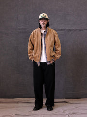 詳細画像:
リブ編みの襟、袖口、裾とプリーツデザインのディテール。寒風を防ぎ、自由な動きをサポートする機能的なデザインとミリタリー感が引き立ちます。
モデル画像:
モデルがコーデュロイ×ウール ミリタリージャケットを着用し、ミリタリースタイルのワークパンツと合わせてヴィンテージ軍旅風を披露。