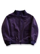 製品画像:
コーデュロイ×ウール ミリタリージャケット全体展示。1941年のアメリカ軍Winter Combat Jacketにインスパイアされたデザインで、コーデュロイとウールツイードを組み合わせたレトロで暖かいミリタリースタイル。
詳細画像:
リブ編みの襟、袖口、裾とプリーツデザインのディテール。寒風を防ぎ、自由な動きをサポートする機能的なデザインとミリタリー感が引き立ちます。