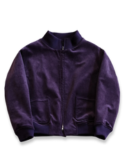 製品画像:
コーデュロイ×ウール ミリタリージャケット全体展示。1941年のアメリカ軍Winter Combat Jacketにインスパイアされたデザインで、コーデュロイとウールツイードを組み合わせたレトロで暖かいミリタリースタイル。
詳細画像:
リブ編みの襟、袖口、裾とプリーツデザインのディテール。寒風を防ぎ、自由な動きをサポートする機能的なデザインとミリタリー感が引き立ちます。