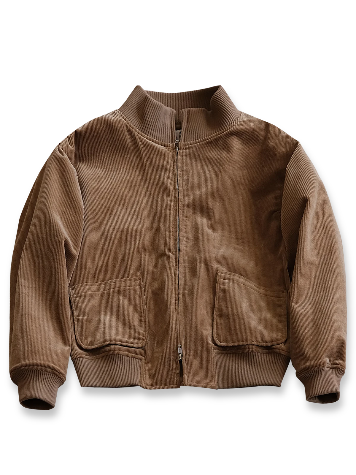 製品画像:
コーデュロイ×ウール ミリタリージャケット全体展示。1941年のアメリカ軍Winter Combat Jacketにインスパイアされたデザインで、コーデュロイとウールツイードを組み合わせたレトロで暖かいミリタリースタイル。
詳細画像:
リブ編みの襟、袖口、裾とプリーツデザインのディテール。寒風を防ぎ、自由な動きをサポートする機能的なデザインとミリタリー感が引き立ちます。