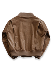 製品画像:
コーデュロイ×ウール ミリタリージャケット全体展示。1941年のアメリカ軍Winter Combat Jacketにインスパイアされたデザインで、コーデュロイとウールツイードを組み合わせたレトロで暖かいミリタリースタイル。
詳細画像:
リブ編みの襟、袖口、裾とプリーツデザインのディテール。寒風を防ぎ、自由な動きをサポートする機能的なデザインとミリタリー感が引き立ちます。