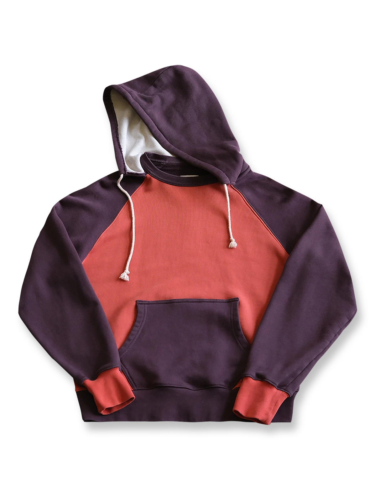 製品画像:
アメリカンヴィンテージ パッチワーク ヘビーコットン パーカー全体を示す画像。1960年代のアメリカンヴィンテージスタイルと独特のパッチワークデザインが特徴的なヘビーコットン素材のパーカーの全貌を捉えています。500gのコットン素材を使用し、耐久性と快適な着心地が提供されます。
詳細画像:
アメリカンヴィンテージスタイルのパッチワークデザインに加え、コア糸を使用した縫製ディテールに焦点を当てた画像。ヘビーコットン素材の質感と、強度を高めるための精緻な縫製技術が強調されています。