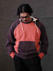 詳細画像:
アメリカンヴィンテージスタイルのパッチワークデザインに加え、コア糸を使用した縫製ディテールに焦点を当てた画像。ヘビーコットン素材の質感と、強度を高めるための精緻な縫製技術が強調されています。
モデル画像:
モデルがアメリカンヴィンテージスタイルのパッチワークヘビーコットンパーカーを着用し、ヴィンテージ風のカジュアルなコーディネートを披露している画像。パーカーのフィット感とシルエットが強調され、快適さとスタイルを兼ね備えた日常的な着用シーンが表現されています。