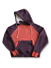 製品画像:
アメリカンヴィンテージ パッチワーク ヘビーコットン パーカー全体を示す画像。1960年代のアメリカンヴィンテージスタイルと独特のパッチワークデザインが特徴的なヘビーコットン素材のパーカーの全貌を捉えています。500gのコットン素材を使用し、耐久性と快適な着心地が提供されます。
詳細画像:
アメリカンヴィンテージスタイルのパッチワークデザインに加え、コア糸を使用した縫製ディテールに焦点を当てた画像。ヘビーコットン素材の質感と、強度を高めるための精緻な縫製技術が強調されています。