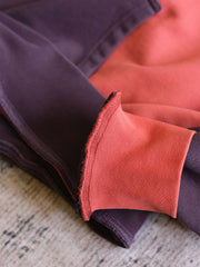 製品画像:
アメリカンヴィンテージ パッチワーク ヘビーコットン パーカー全体を示す画像。1960年代のアメリカンヴィンテージスタイルと独特のパッチワークデザインが特徴的なヘビーコットン素材のパーカーの全貌を捉えています。500gのコットン素材を使用し、耐久性と快適な着心地が提供されます。
詳細画像:
アメリカンヴィンテージスタイルのパッチワークデザインに加え、コア糸を使用した縫製ディテールに焦点を当てた画像。ヘビーコットン素材の質感と、強度を高めるための精緻な縫製技術が強調されています。