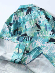 熱帯ジャングルと野生動物の詳細なプリントが特徴のハワイアンシャツのクローズアップ。