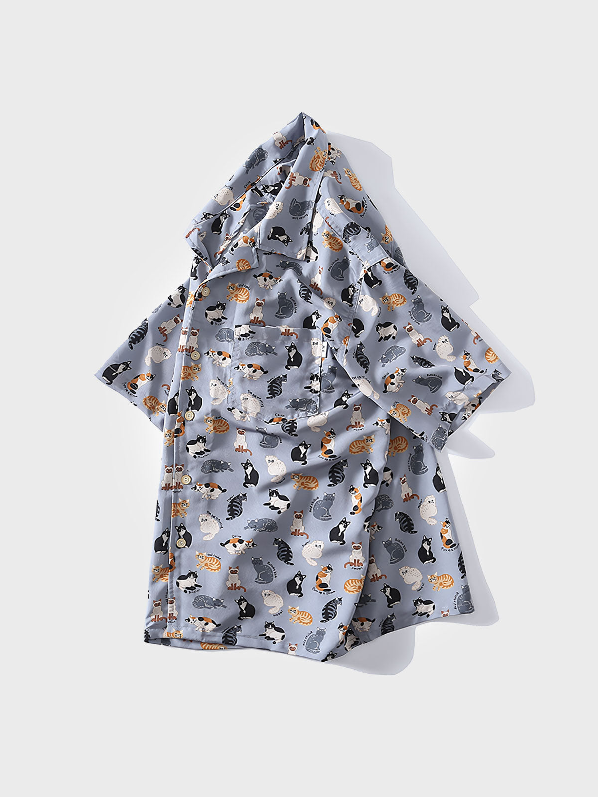 キューバカラーの半袖シャツ、明るく活発な猫のプリント柄。リラックスフィットで、夏のカジュアルな日々に理想的。