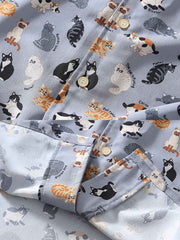 猫の柄のディテールが特徴のキューバカラーシャツのクローズアップ。色とりどりの猫が表現され、独特の楽しい雰囲気を提供。