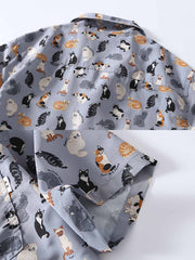 猫の柄のディテールが特徴のキューバカラーシャツのクローズアップ。色とりどりの猫が表現され、独特の楽しい雰囲気を提供。