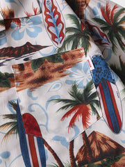 トロピカルプリント半袖シャツのディテールクローズアップ。精密なプリントとフロントポケットのデザインが特徴で、夏の装いに洗練されたタッチを加えます。