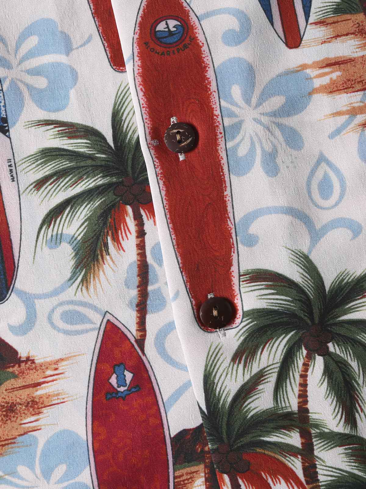 トロピカルプリント半袖シャツのディテールクローズアップ。精密なプリントとフロントポケットのデザインが特徴で、夏の装いに洗練されたタッチを加えます。