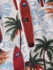 トロピカルプリント半袖シャツのディテールクローズアップ。精密なプリントとフロントポケットのデザインが特徴で、夏の装いに洗練されたタッチを加えます。