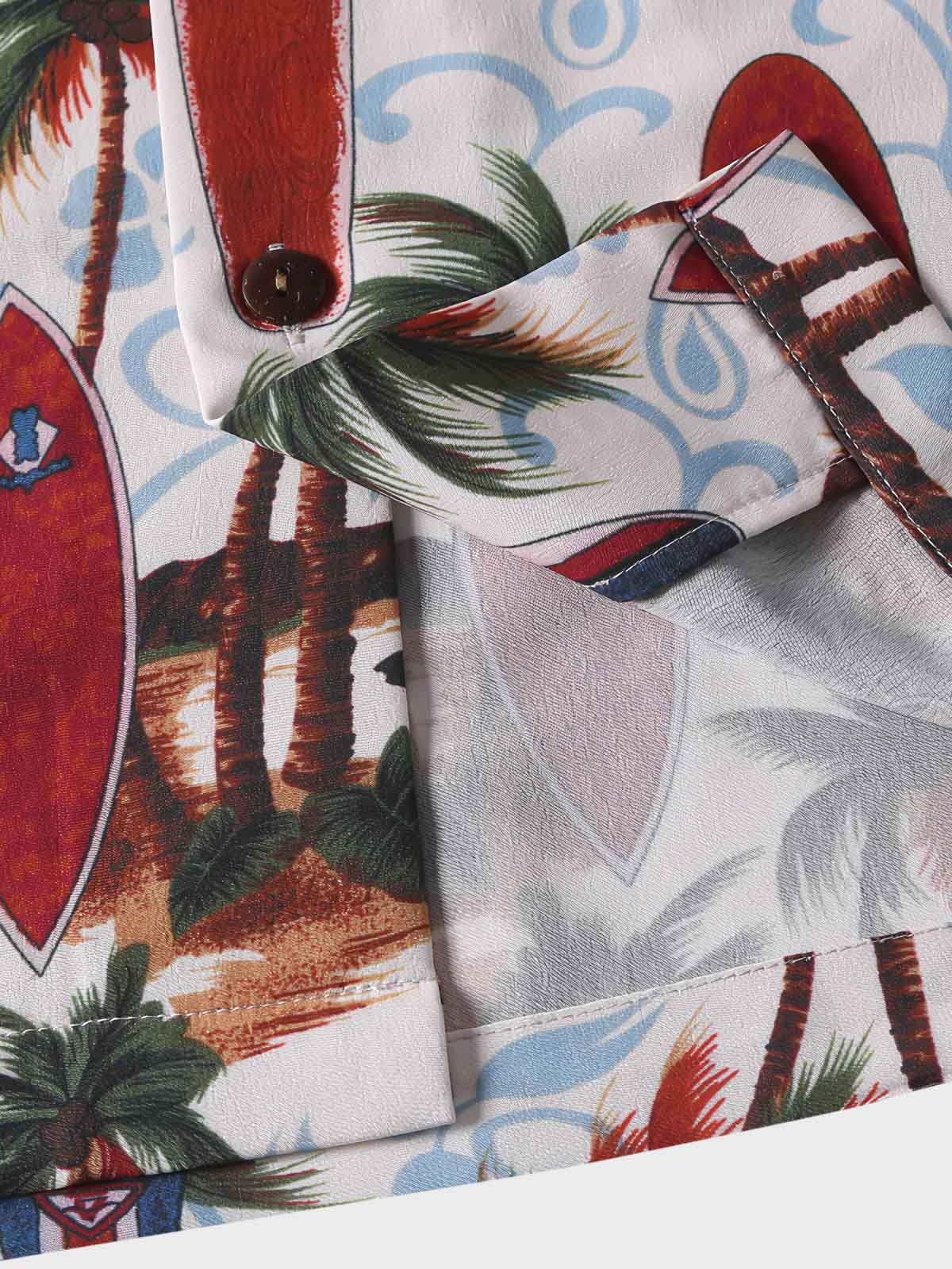 トロピカルプリント半袖シャツのディテールクローズアップ。精密なプリントとフロントポケットのデザインが特徴で、夏の装いに洗練されたタッチを加えます。