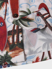 トロピカルプリント半袖シャツのディテールクローズアップ。精密なプリントとフロントポケットのデザインが特徴で、夏の装いに洗練されたタッチを加えます。