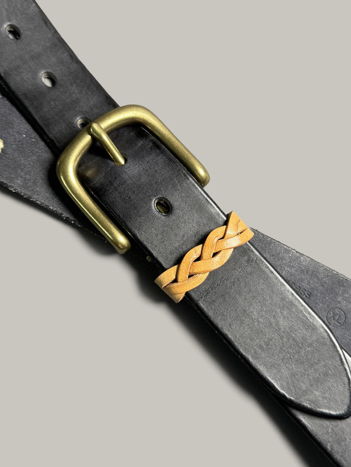 製品画像: ヴィンテージアメリカン手作りレザーベルトの正面図
詳細画像: レザーの質感と真鍮バックルのディテール