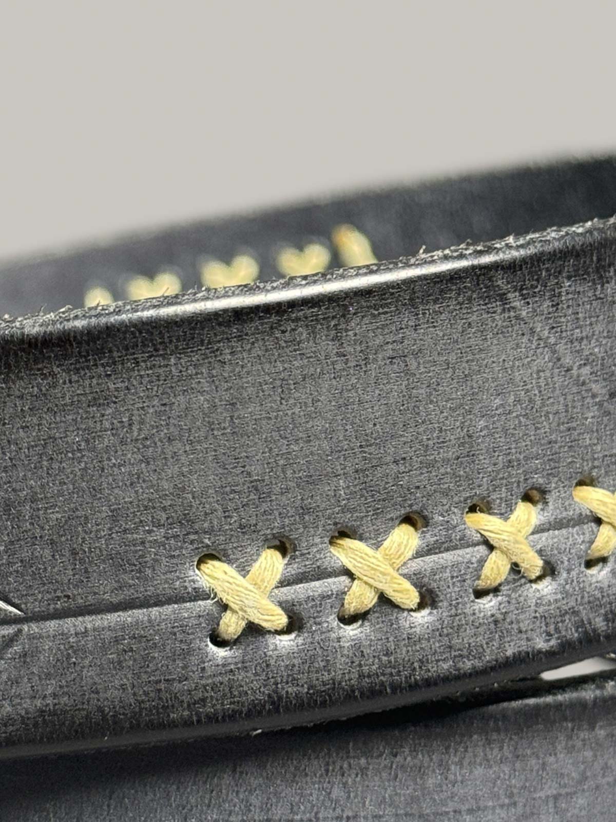 製品画像: ヴィンテージアメリカン手作りレザーベルトの正面図
詳細画像: レザーの質感と真鍮バックルのディテール