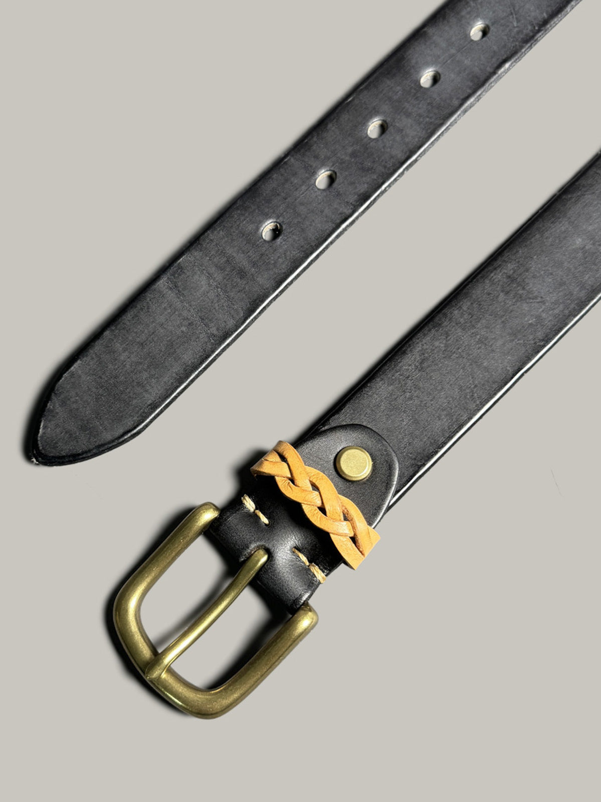 製品画像: ヴィンテージアメリカン手作りレザーベルトの正面図
詳細画像: レザーの質感と真鍮バックルのディテール