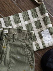 製品画像: ミリタリーテイストのショルダーバッグの全体展示
詳細画像: テントファブリックとウェビングのディテール