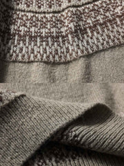 製品画像: クラシックなフィッシャーマンニットセーター、北欧風の幾何学模様とモヘア混紡素材を使用したデザイン。ゆったりとしたシルエットとリブ編みの袖口、裾が特徴で、暖かさと快適さを提供。冬のカジュアルスタイルに最適なアイテム。
詳細画像: フィッシャーマンニットセーターの北欧風幾何学模様とモヘア混紡素材の質感。クルーネックデザインとリブ編み仕上げのディテールが際立ち、保温性と耐久性を強化。柔らかく肌に優しい着心地。