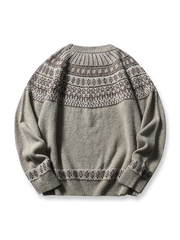 製品画像: クラシックなフィッシャーマンニットセーター、北欧風の幾何学模様とモヘア混紡素材を使用したデザイン。ゆったりとしたシルエットとリブ編みの袖口、裾が特徴で、暖かさと快適さを提供。冬のカジュアルスタイルに最適なアイテム。
詳細画像: フィッシャーマンニットセーターの北欧風幾何学模様とモヘア混紡素材の質感。クルーネックデザインとリブ編み仕上げのディテールが際立ち、保温性と耐久性を強化。柔らかく肌に優しい着心地。