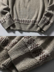 製品画像: クラシックなフィッシャーマンニットセーター、北欧風の幾何学模様とモヘア混紡素材を使用したデザイン。ゆったりとしたシルエットとリブ編みの袖口、裾が特徴で、暖かさと快適さを提供。冬のカジュアルスタイルに最適なアイテム。
詳細画像: フィッシャーマンニットセーターの北欧風幾何学模様とモヘア混紡素材の質感。クルーネックデザインとリブ編み仕上げのディテールが際立ち、保温性と耐久性を強化。柔らかく肌に優しい着心地。