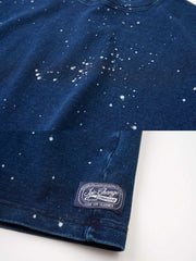 ディテールクローズアップ:スノーフレークプリントが特徴的なインディゴ染め半袖Tシャツの職人技が感じられるプリントと生地