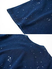 ディテールクローズアップ:スノーフレークプリントが特徴的なインディゴ染め半袖Tシャツの職人技が感じられるプリントと生地