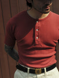 モデルが着用したヘンリーネックスリムフィット半袖Tシャツのスタイリング例