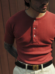 モデルが着用したヘンリーネックスリムフィット半袖Tシャツのスタイリング例