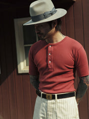 モデルが着用したヘンリーネックスリムフィット半袖Tシャツのスタイリング例