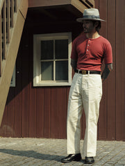 モデルが着用したヘンリーネックスリムフィット半袖Tシャツのスタイリング例