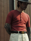モデルが着用したヘンリーネックスリムフィット半袖Tシャツのスタイリング例