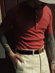 モデルが着用したヘンリーネックスリムフィット半袖Tシャツのスタイリング例