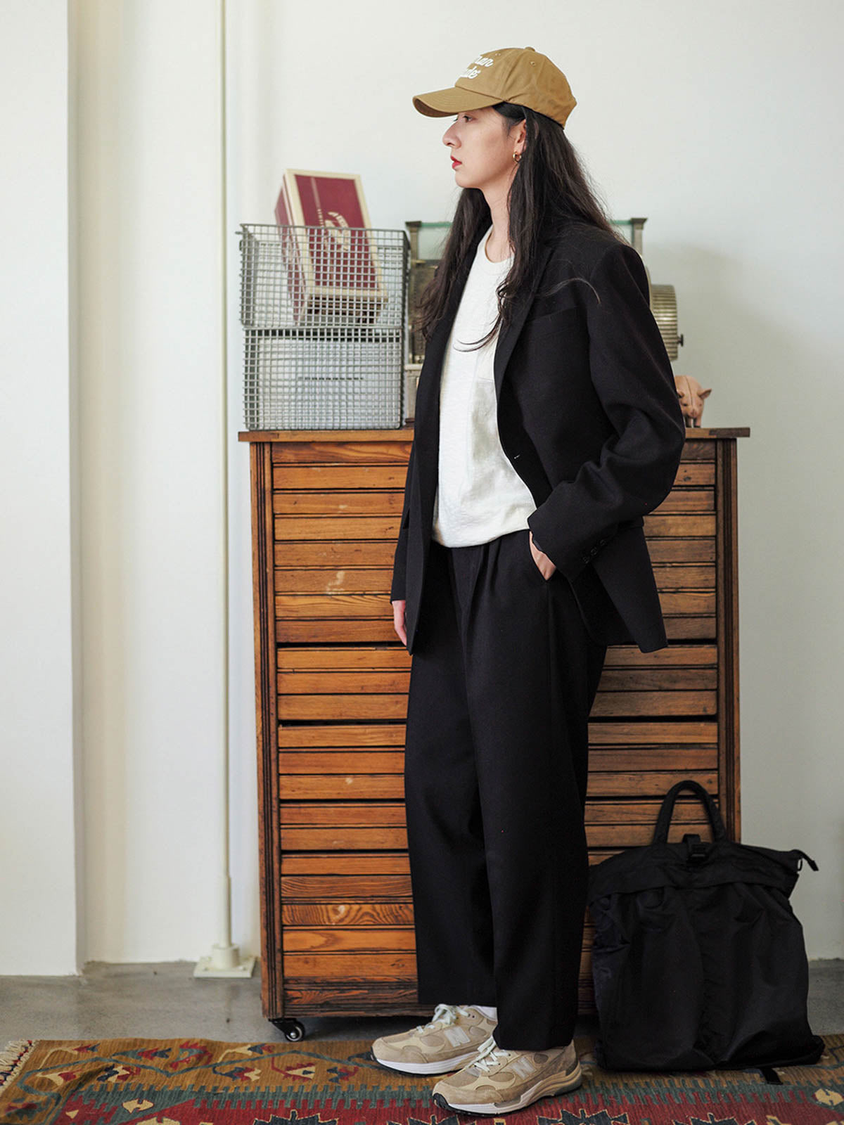モデルが着用したレトロハイウエストワイドスラックスのコーディネート