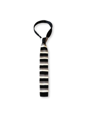 製品画像:ヴィンテージ学院風ニット配色ネクタイ、赤白と黒白の2色を展示 ディテール画像:ニットネクタイのストライプのディテールと素材の質感 モデル画像:モデルがヴィンテージ学院風ニット配色ネクタイを着用し、白いシャツと黒いスーツジャケットを合わせている