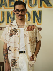 モデルが着用している浮世絵柄ハワイアンシャツの展示画像