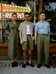 モデルが着用しているヴィンテージストライプ小丸襟シャツの展示画像