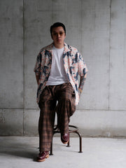 モデルが着用したタイガープリント キューバカラーシャツ