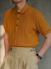 モデルが着用する精梳綿ジャカードポロシャツ