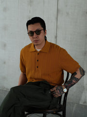 モデルが着用する精梳綿ジャカードポロシャツ