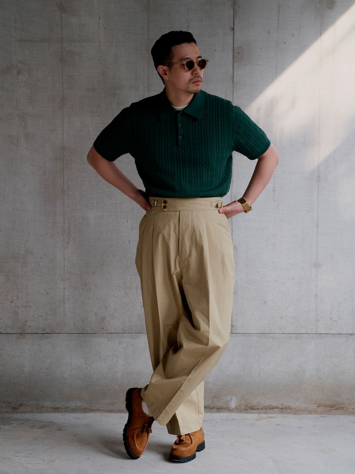 モデルが着用したヴィンテージハイウエストダブルプリーツワイドパンツの全体的なスタイリング