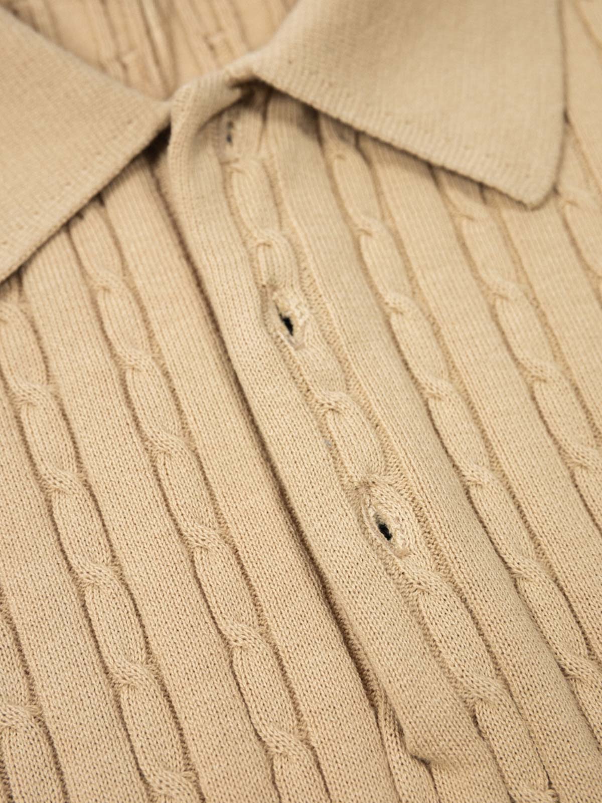 ツイスト柄編み技法とシェルボタンのディテール展示