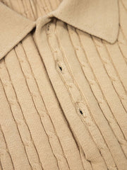 ツイスト柄編み技法とシェルボタンのディテール展示