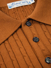 ツイスト柄編み技法とシェルボタンのディテール展示