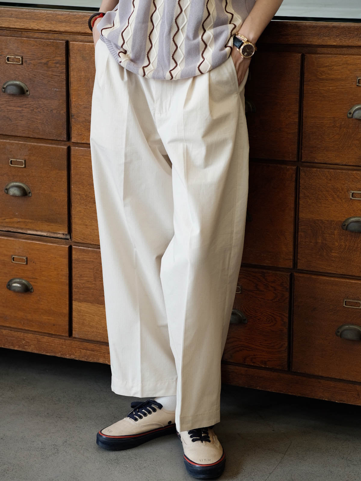 モデルが着用したハイウエストヴィンテージワイドパンツのスタイリング